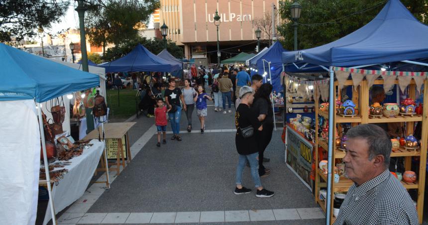 Comenzoacute la Feria de artesanos y artesanas en Santa Rosa