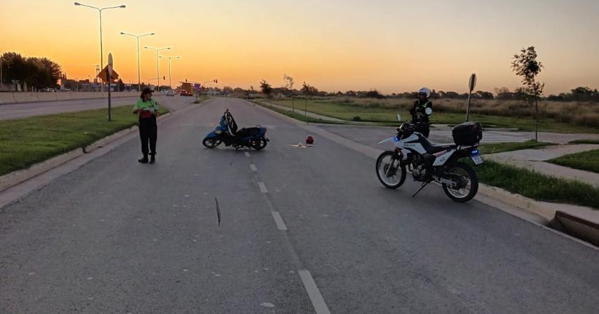 Perdioacute el control de la moto por un bache y ahora estaacute grave