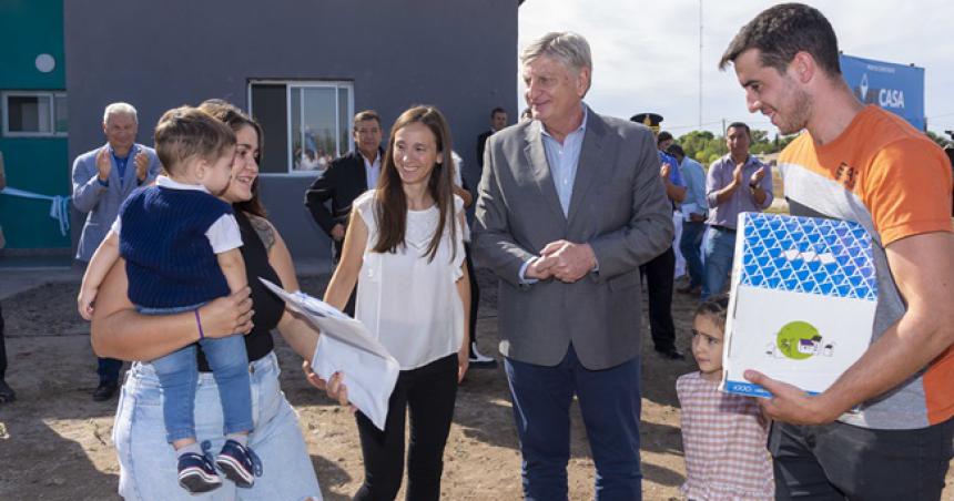 Ziliotto entregoacute 10 viviendas e inauguroacute una biblioteca en Duval