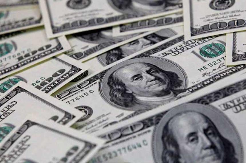 El doacutelar blue frenoacute la suba cayoacute cuatro pesos y cerroacute en 393