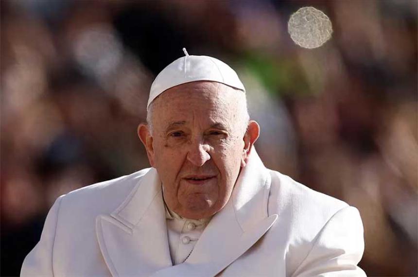 El papa Francisco seguiraacute internado varios diacuteas por una infeccioacuten pulmonar