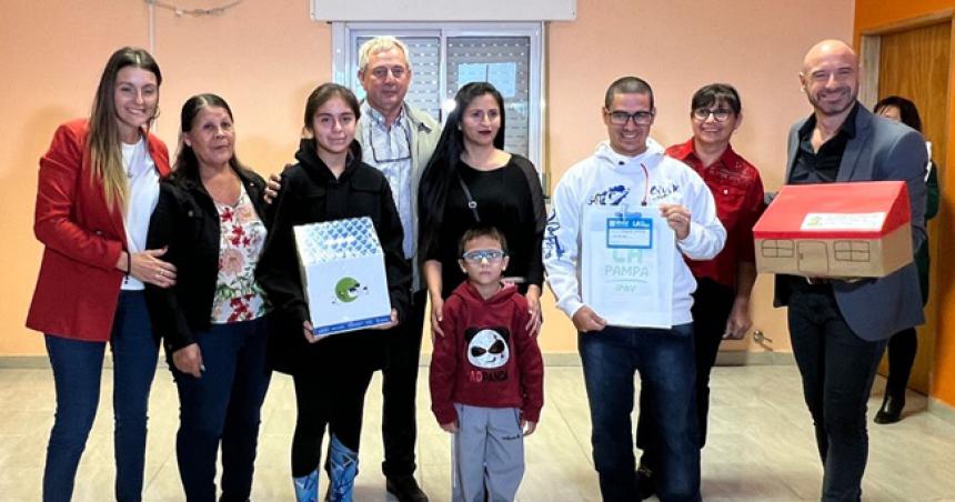 Cuatro familias de Falucho recibieron sus viviendas 