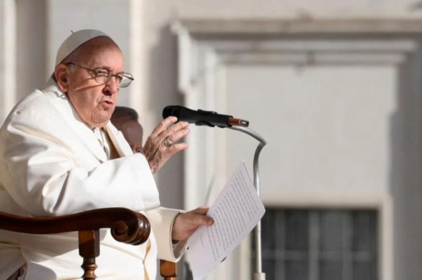 El papa Francisco mejora progresivamente y permaneceraacute internado