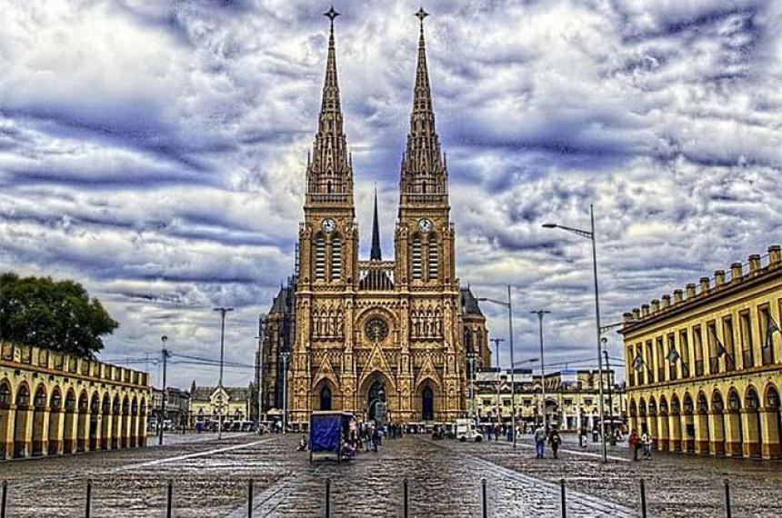 El turismo religioso en tiempos de conmemoracioacuten y de celebracioacuten en la Argentina