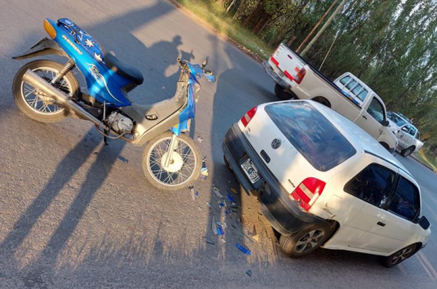 Una motociclista herida tras chocar un auto estacionado