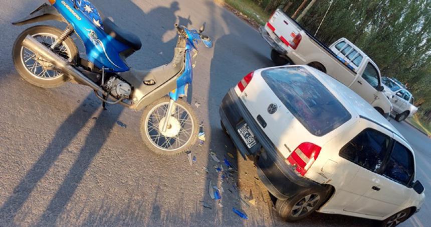 Una motociclista herida tras chocar un auto estacionado