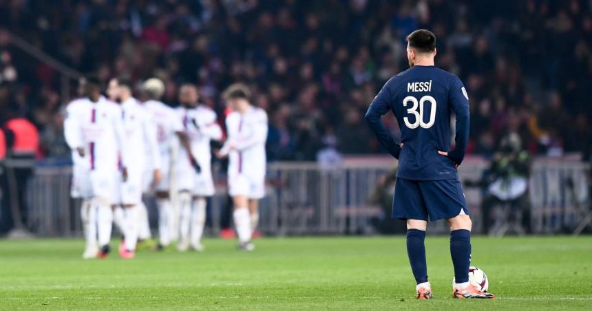 Messi volvioacute a ser silbado en la derrota del PSG ante Lyon