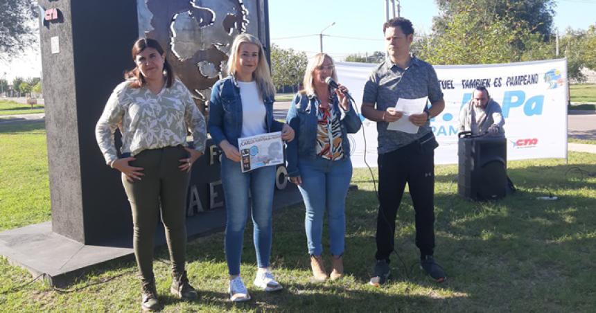 Homenaje a Carlos Fuentealba en la plaza que lleva su nombre