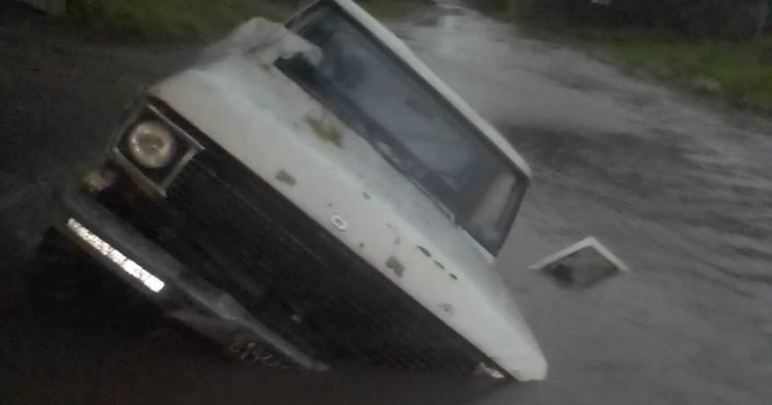 La camioneta de un trabajador bajo agua