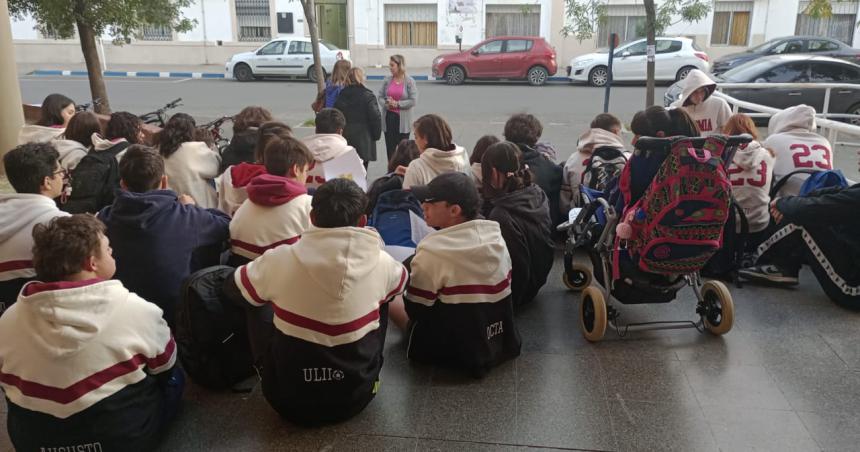 Sentada en un colegio por conductas autoritarias y violentas de una directora