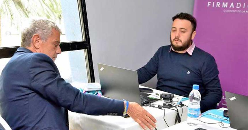 El vicegobernador y legisladores registraron su firma digital