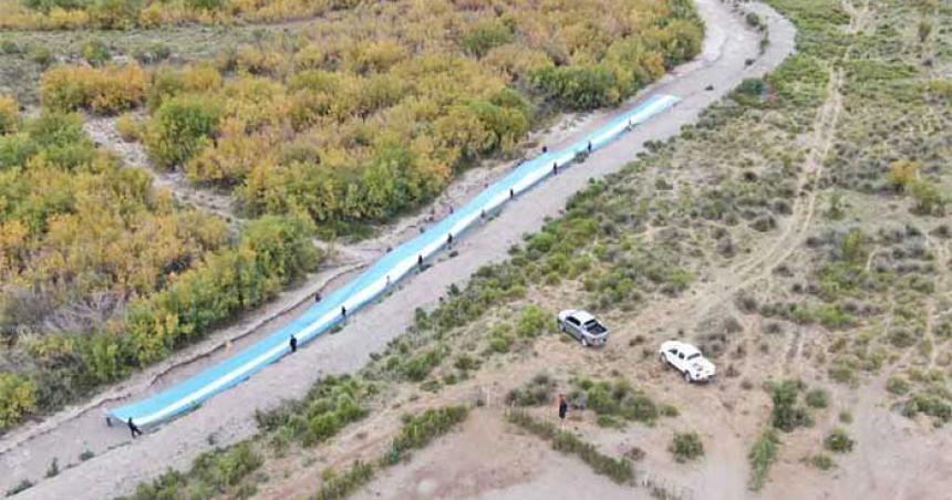 Desplegaron una bandera argentina en el cauce seco del Atuel en reclamo de justicia