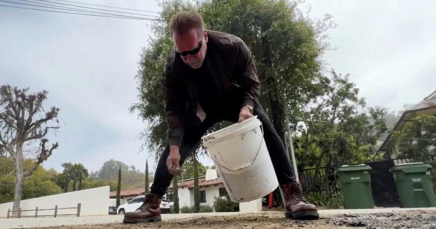 Arnold Schwarzenegger agarroacute la pala y salioacute a tapar baches por las calles de California