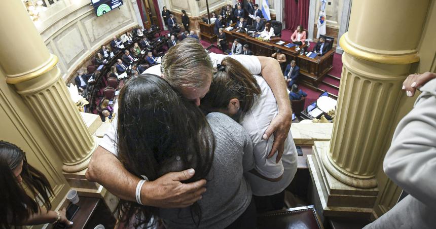 Con la familia presente la Ley Lucio fue sancionada por unanimidad en el Senado