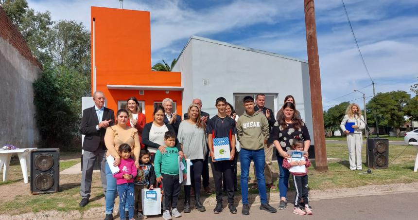 Entregaron viviendas del Plan Mi Casa en Larroudeacute Alta Italia y Mauricio Mayer