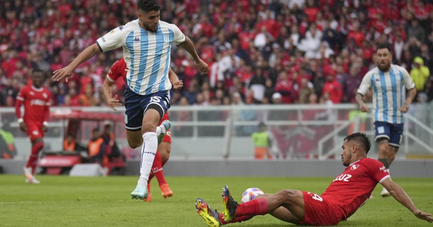 Independiente y Racing empataron 1-1 en un claacutesico con poleacutemica