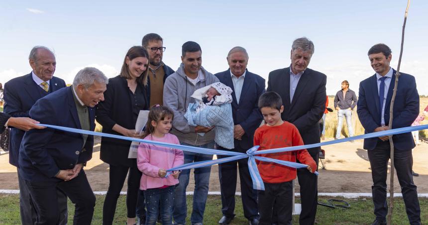 Alpachiri- Ziliotto entregoacute viviendas e inauguroacute la Casa de la Cultura