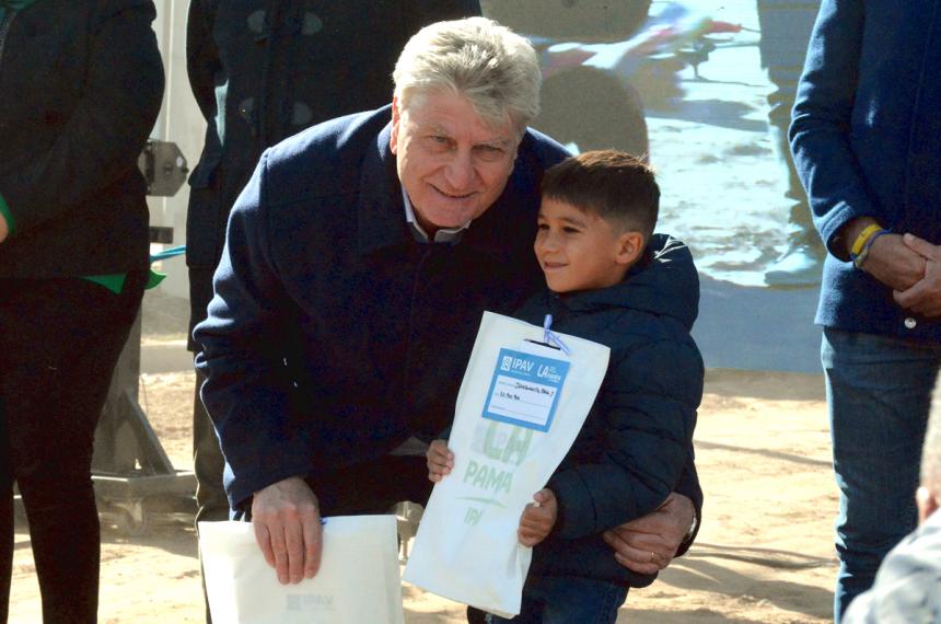 Ziliotto en la entrega de 99 viviendas en Santa Rosa- uno de los actos de los que maacutes dignifican que llenan el corazoacuten y el alma