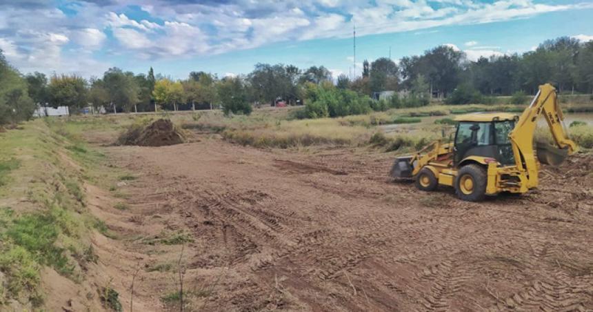 Realizan mantenimiento en el cuenco del barrio Escondido
