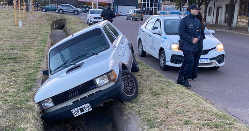 Un auto terminoacute en un canal de desaguumle en Pico