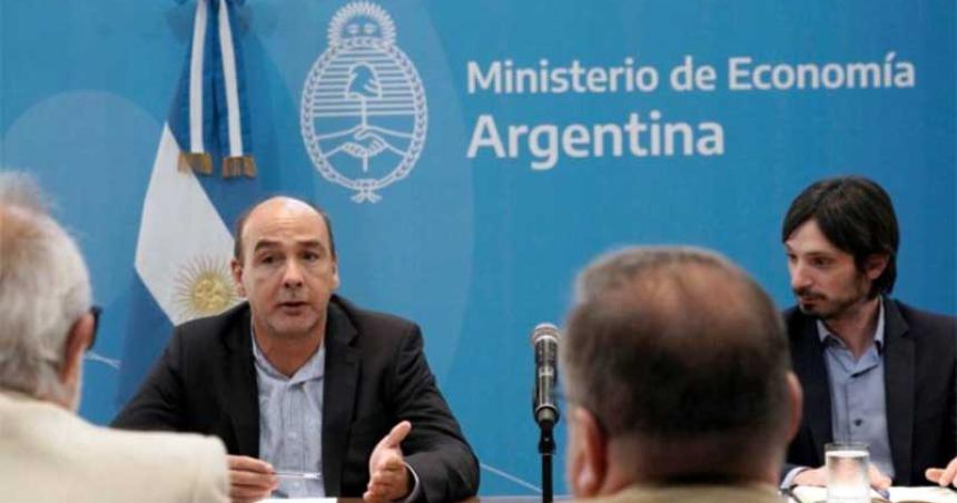 El Tesoro logroacute refinanciar un vencimiento reacutecord de deuda por casi un billoacuten de pesos