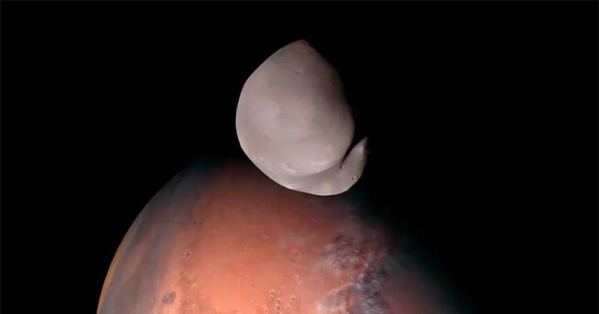 Una sonda captoacute la imagen maacutes detallada de Deimos una de las misteriosas lunas de Marte