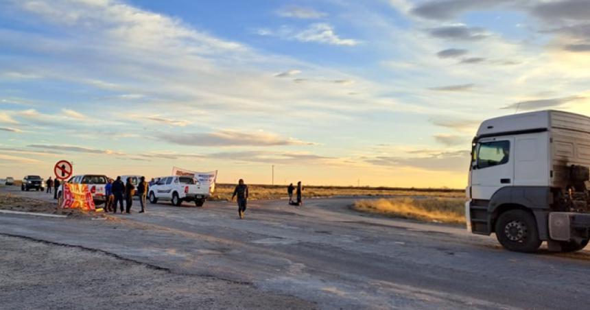 25 de mayo- cortan accesos a la zona petrolera por el estado de la Ruta Nacional 151