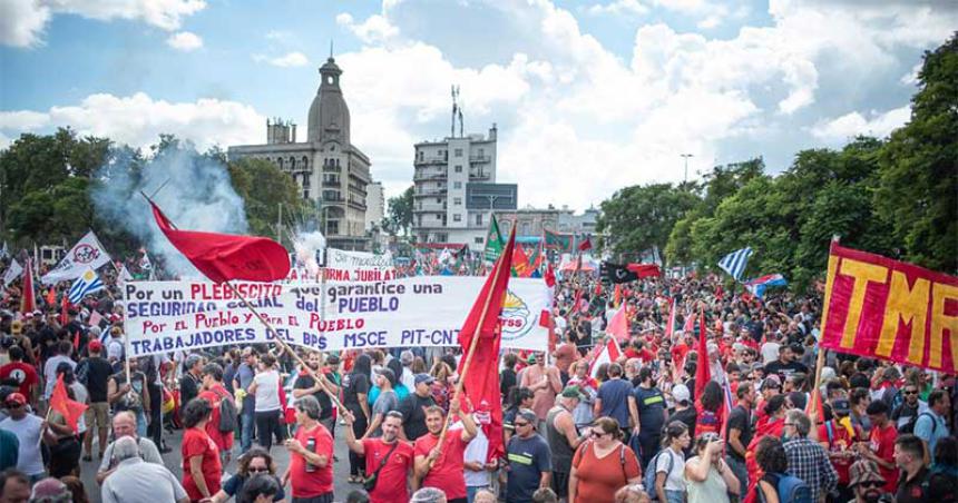 Uruguay aproboacute una reforma previsional con un fuerte rechazo