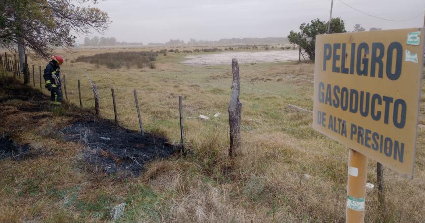 Principio de incendio cerca de una estacioacuten de servicio en Pico