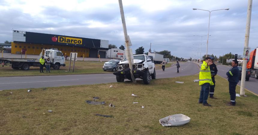 Circulaba por la rotonda perdioacute el control y chocoacute contra un poste de alumbrado