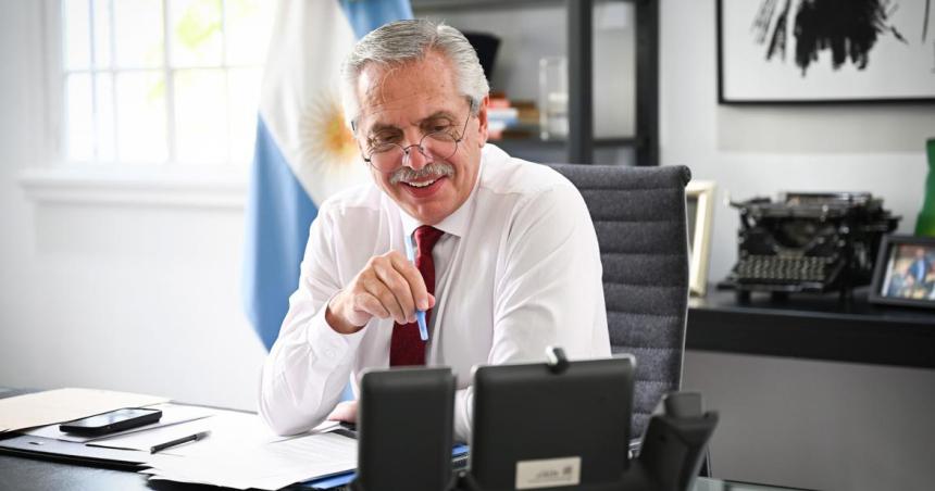 Alberto Fernaacutendez felicitoacute a Santiago Pentildea por su triunfo en Paraguay