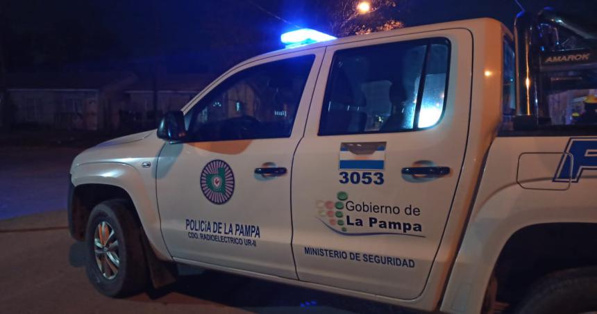 Una chica apuntildealoacute a su novio y mordioacute a una policiacutea