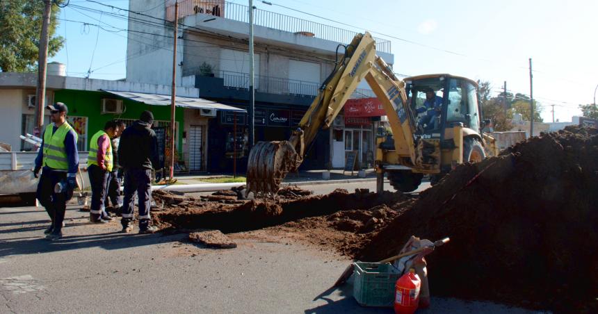 Arreglan el pozo en el que se encajoacute un camioacuten