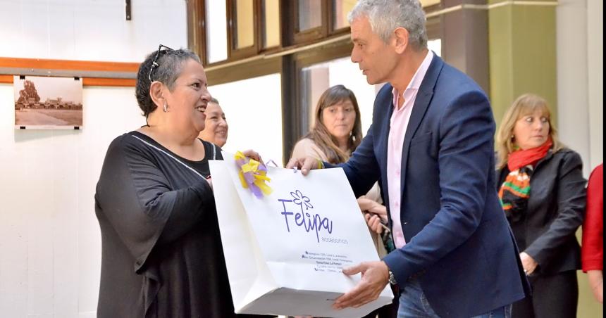 Emotiva despedida de una trabajadora legislativa 