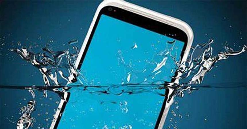Coacutemo reparar un celular cuando cae al agua sin gastar dinero
