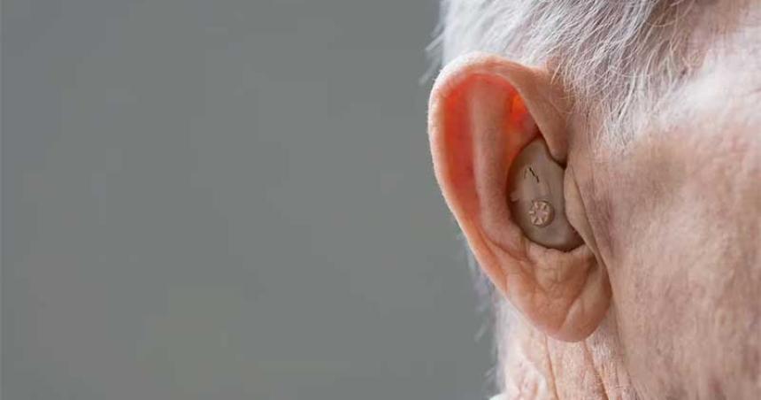 Los audiacutefonos podriacutean prevenir el riesgo de demencia