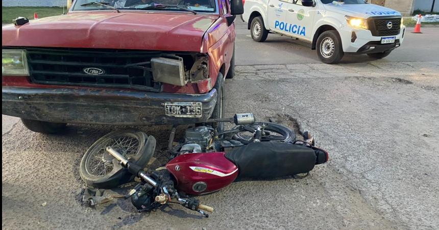 Chocaron una camioneta y una moto- uno no teniacutea seguro el otro nada