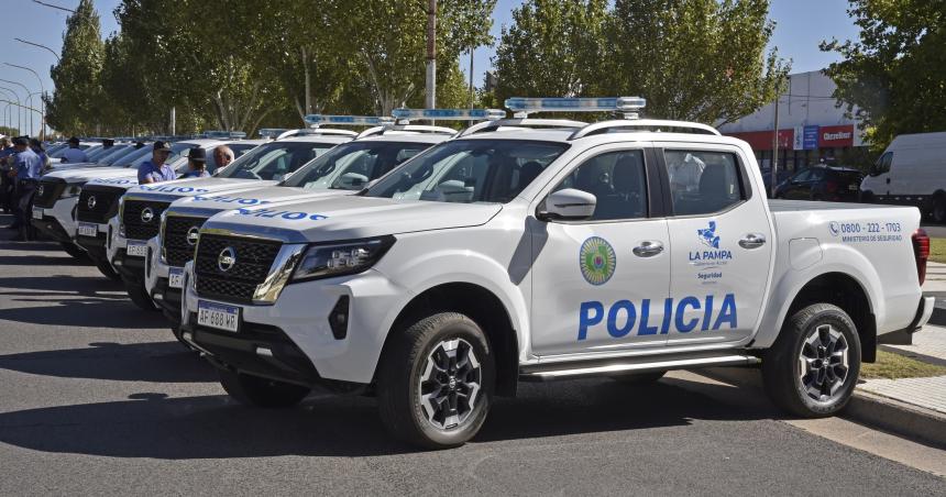 Invertiraacuten 630 millones en camionetas y motos para la Policiacutea