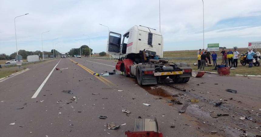 Choque de camiones en un cruce de rutas