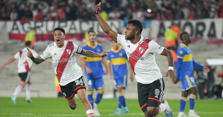 River se llevoacute el Superclaacutesico ante Boca en un final escandaloso