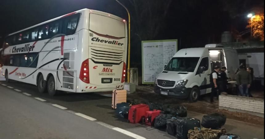 Secuestran 2 kilos de cocaiacutena y 10 armas de fuego en Catriloacute