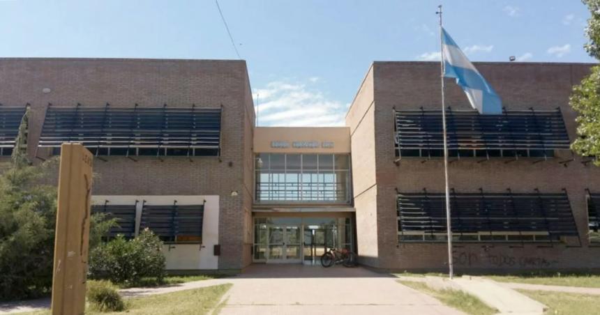 Una alumna entroacute al aula y golpeoacute a una compantildeera