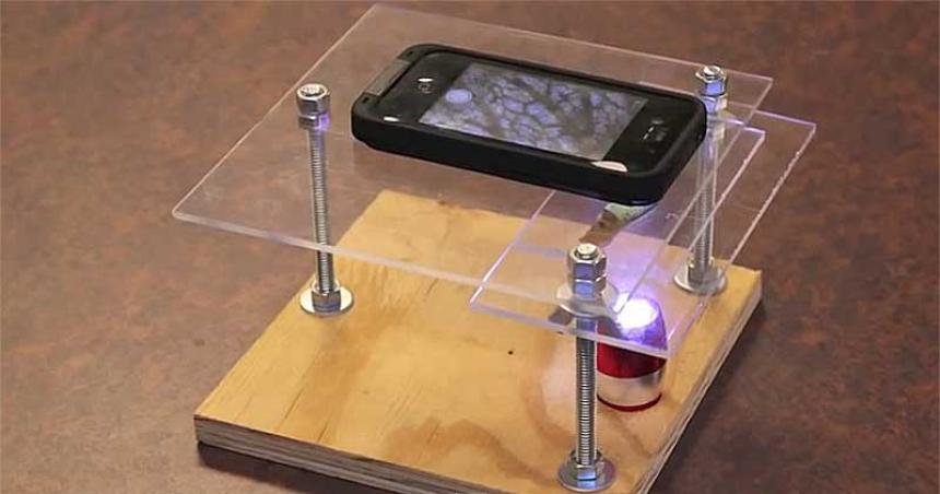 Un nuevo LED transforma los teleacutefonos moacuteviles en potentes microscopios