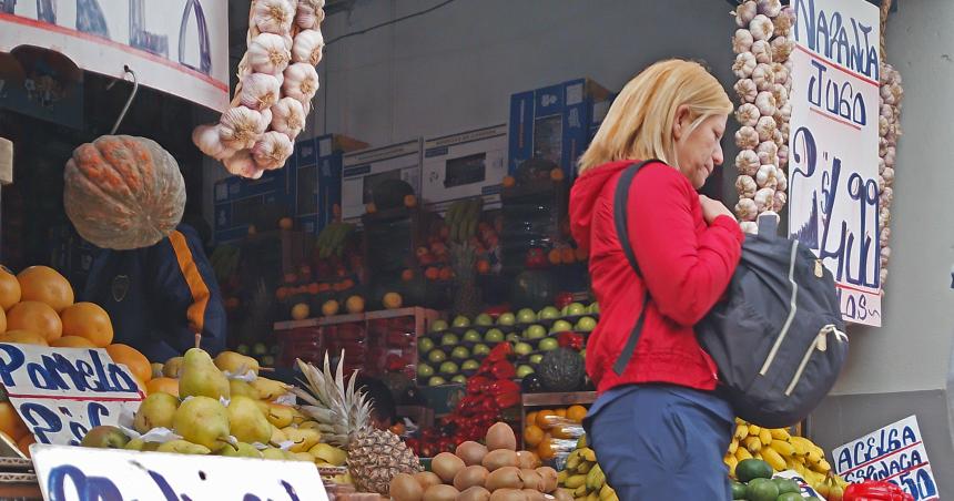 Alimentos y bebidas pasaron el 10-en-porciento- de inflacioacuten mensual y llevan acumulados en el antildeo 412-en-porciento-