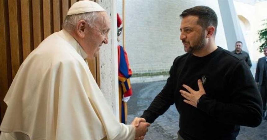 Zelenski se reunioacute con el papa y le pidioacute que respalde el plan de paz de Kiev
