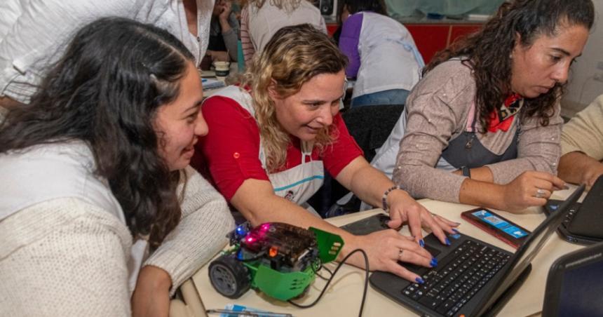 Docentes de primaria se forman en programacioacuten y roboacutetica