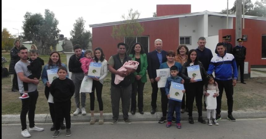 Familias de Monte Nievas recibieron sus viviendas