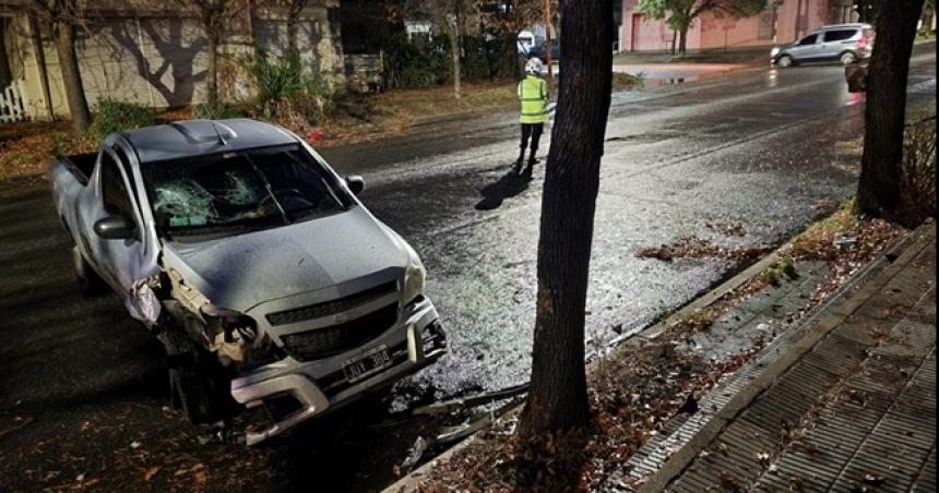 Una camioneta chocoacute un aacuterbol en Pico- dos mujeres heridas