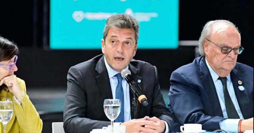 Massa criticoacute la dolarizacioacuten y planteoacute el debate entre desarrollo y especulacioacuten