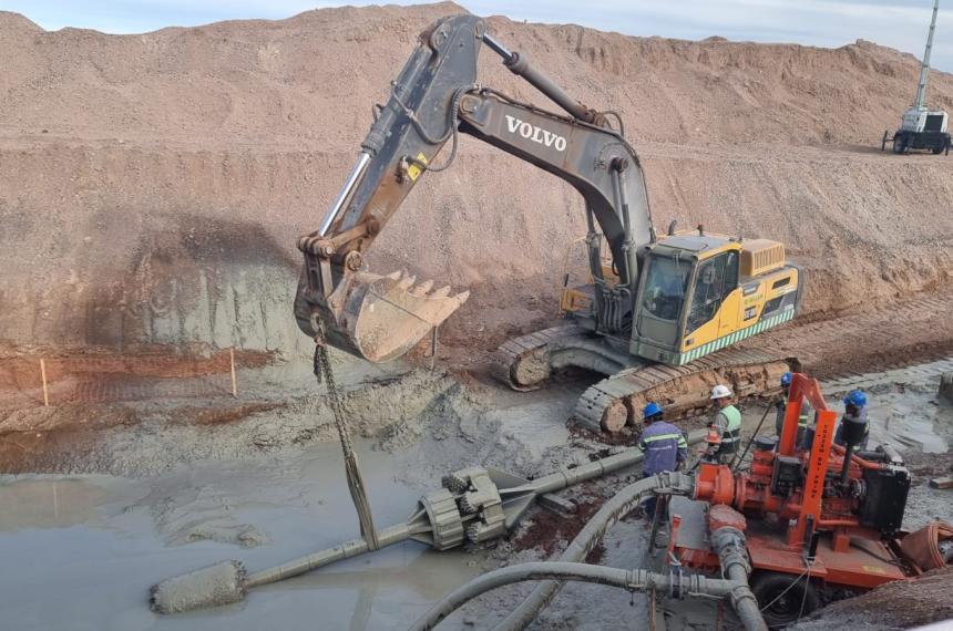 Inspeccionaron los cruces del Gasoducto Neacutestor Kirchner bajo los riacuteos Colorado y Salado